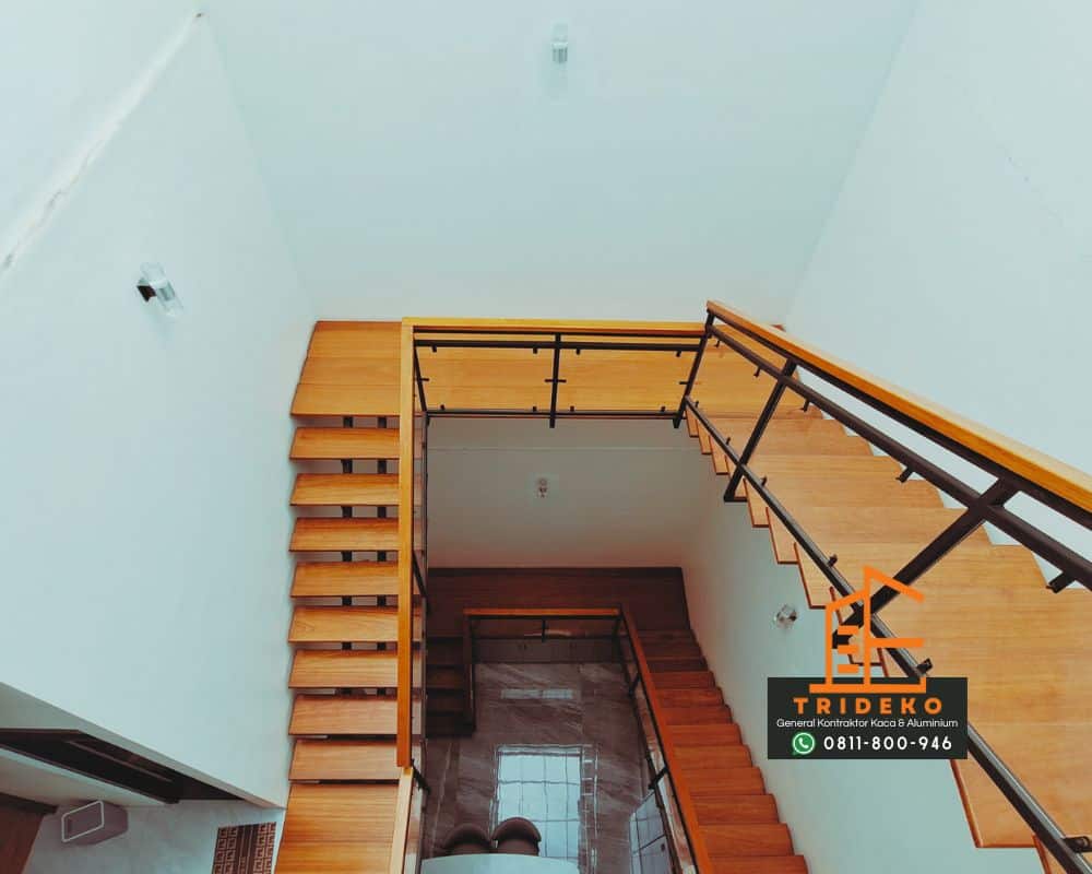 Railing Tangga Kaca Kombinasi Kayu 1 Railing Tangga Kaca Kombinasi Kayu