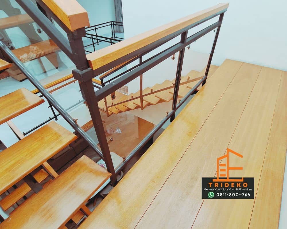 Railing Tangga Kaca Kombinasi Kayu 2 Railing Tangga Kaca Kombinasi Kayu