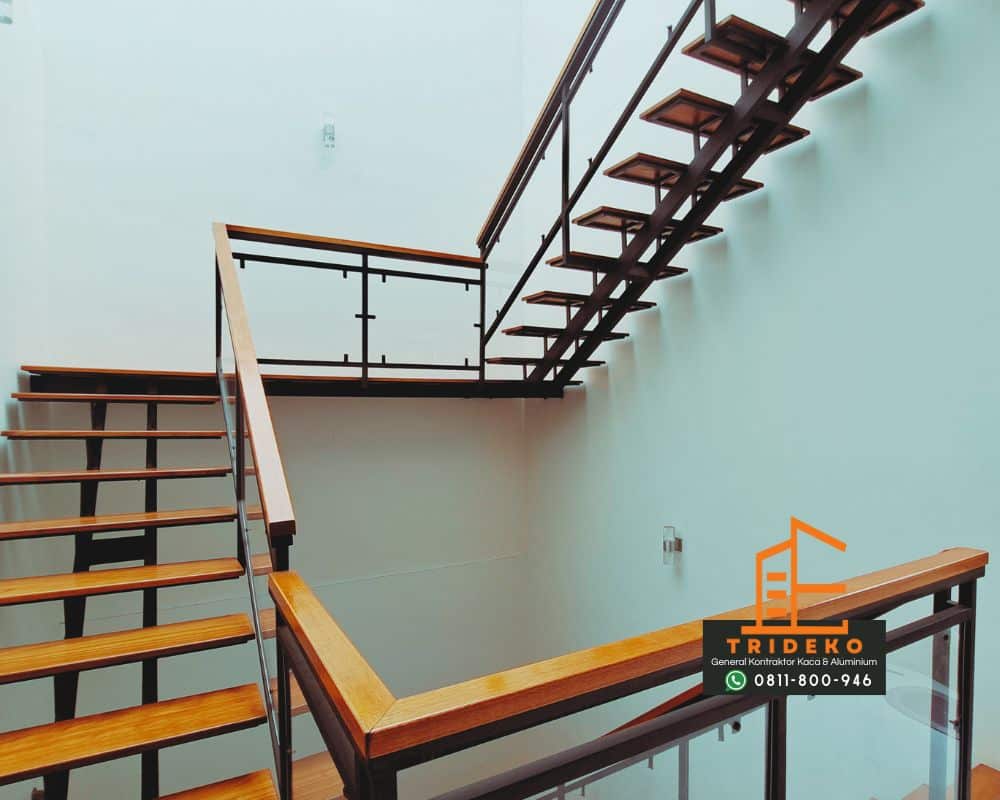 Railing Tangga Kaca Kombinasi Kayu 4 Railing Tangga Kaca Kombinasi Kayu